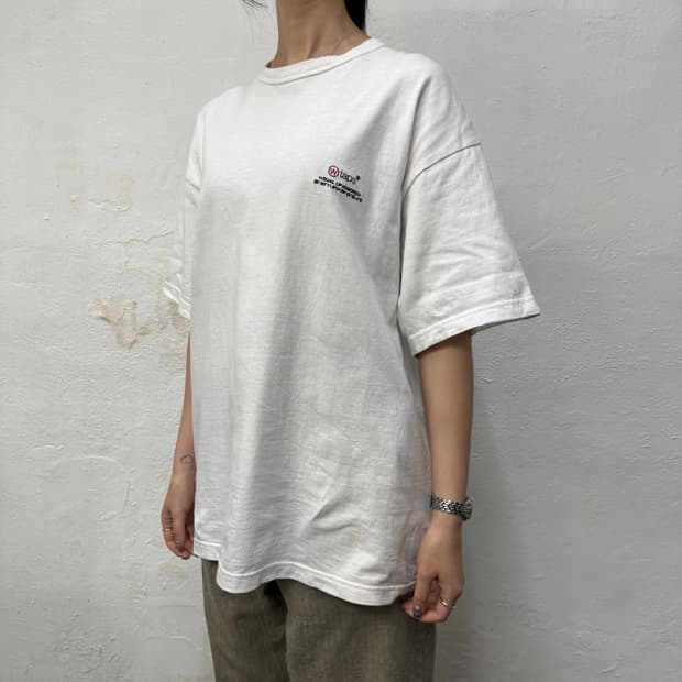 더블탭스(WTAPS) 화이트컬러 닷 사이트 자수 로고 크루넥 반팔