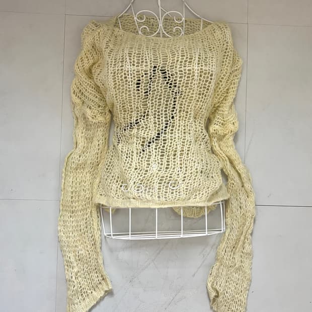• Ivory crochet knitwear