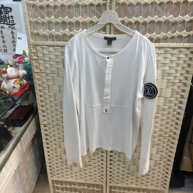 100 정품 루이비통 티셔츠 팝니다