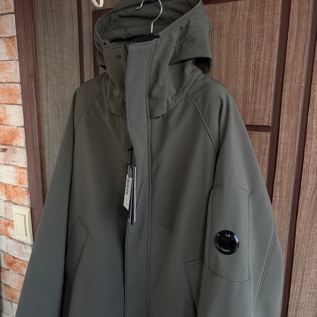 [새상품]CP컴퍼니 씨피컴퍼니 렌즈 로고 후드 롱 자켓 카키