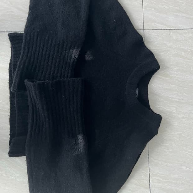 더일마 컷아웃 오프숄더니트 크롭니트