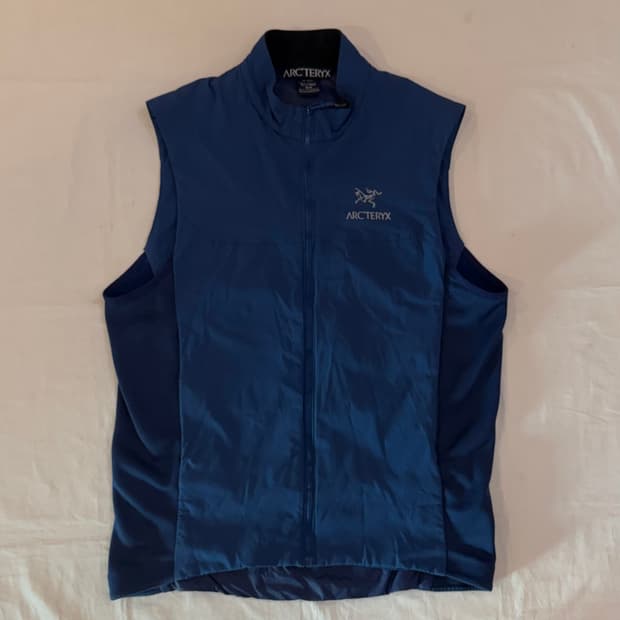 아크테릭스 아톰 경량패딩 베스트 네이비