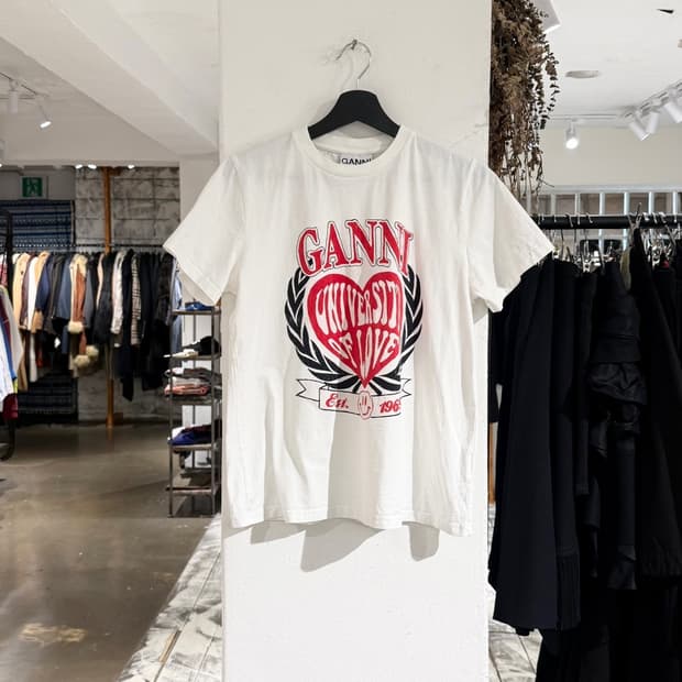 가니 하트 유니버시티 오브 러브 하프 슬리브 티셔츠