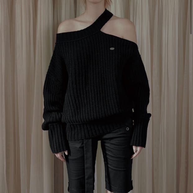 보헤미안서울 NECK CUT-OUT LOOSE FIT KNIT 블랙