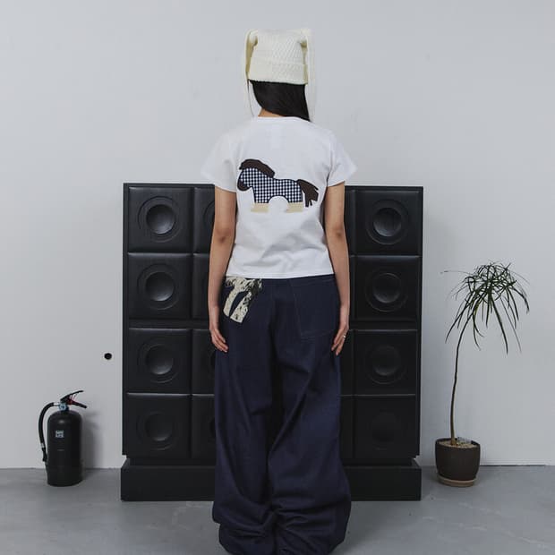 탄산마그네슘 포니 아플리케 티셔츠