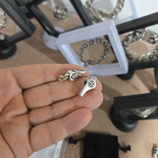 크롬하츠 타이니 cH플러스 휘슬 펜던트