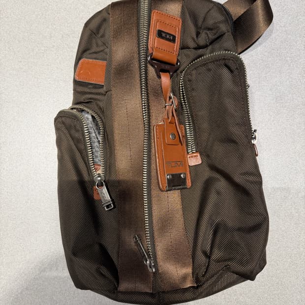 투미 정품 알파 브라보 슬링백 브라운