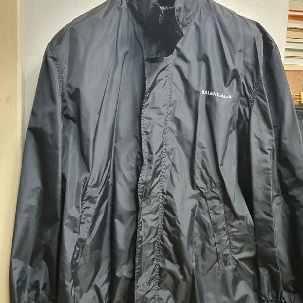 발렌시아가 바람막이 자켓 라지