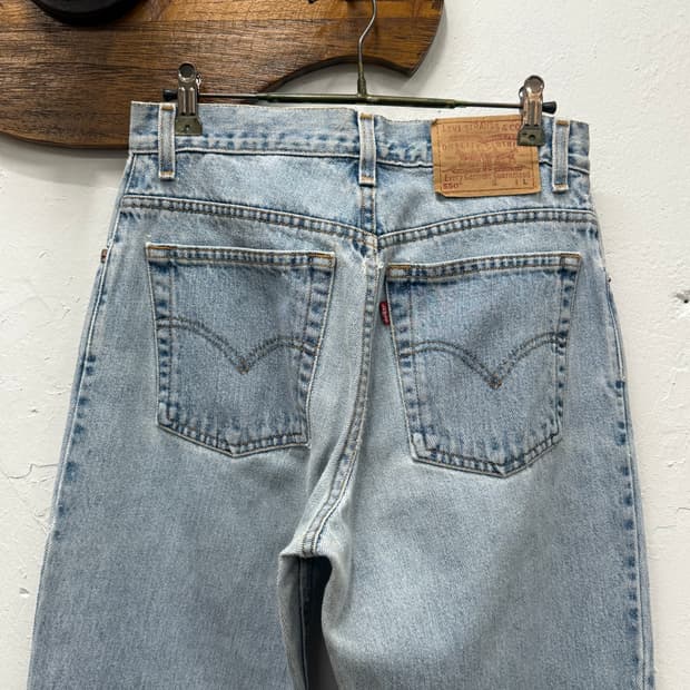 28.5) 90s Levi’s 550 Relaxed Fit Tapered