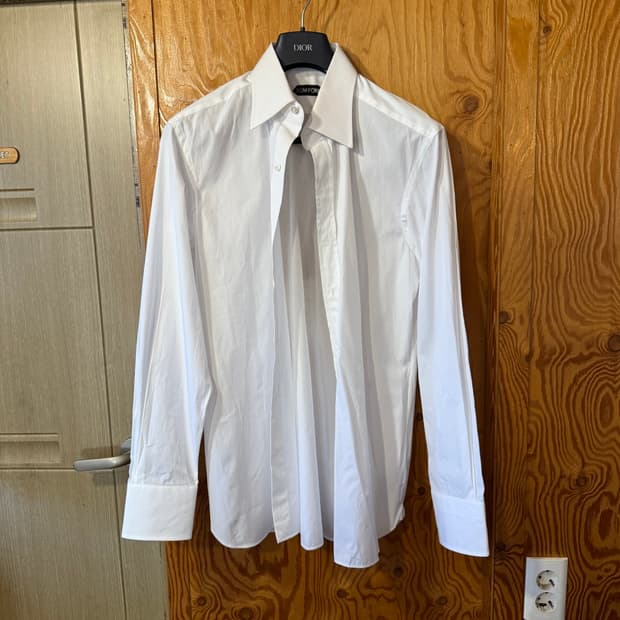 톰포드 화이트 드레스 셔츠 판매 합니다.
