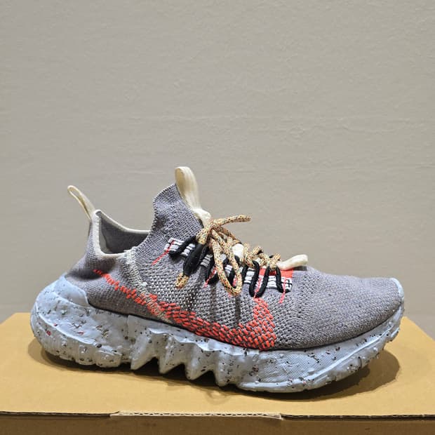 [265] 나이키 스페이스히피01 배스트 그레이 하이퍼 크림슨