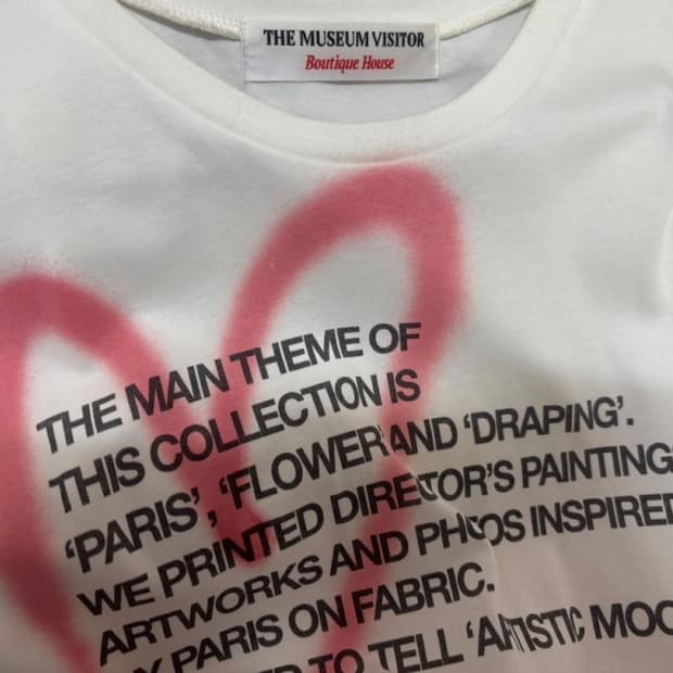 더뮤지엄비지터 하트 스프레이드 반팔 티셔츠 2사이즈