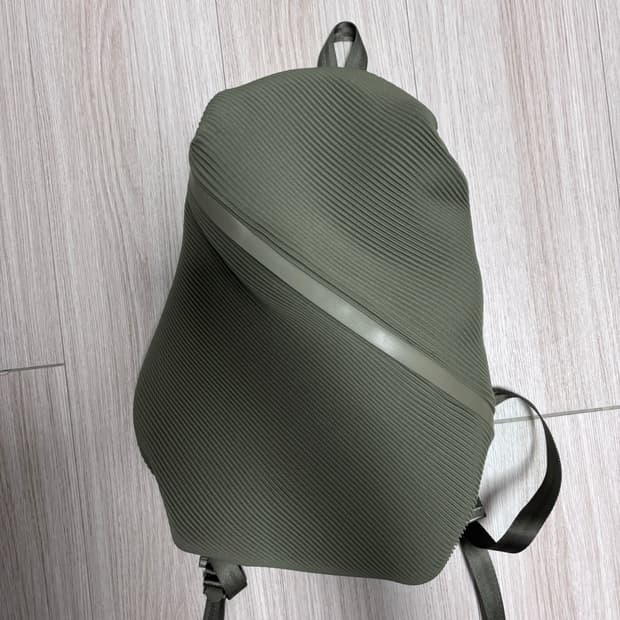 이세이미야케 바이어스백팩 더스티그린