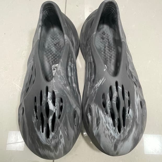 이지폼러너 믹스그래닛 265사이즈 판매합니다.