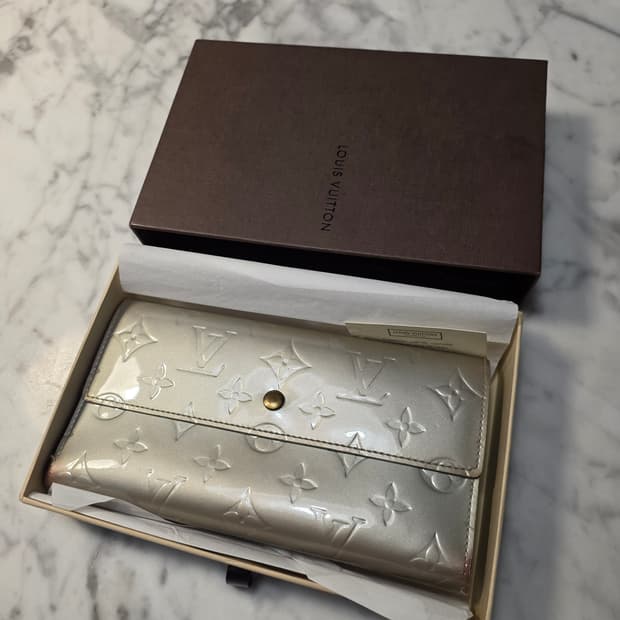 루이비통 베르니 은색 에나멜 장지갑