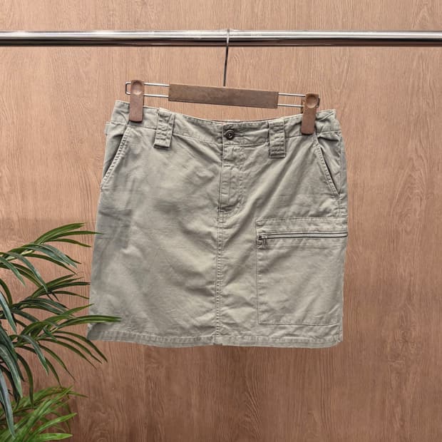 타미힐피거 미니 스커트 지퍼 포켓 백 로고 자수 디테일 H라인 카키