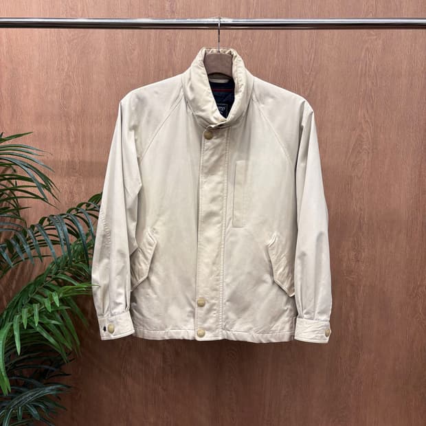 버버리 코튼 블루종 플랩 포켓 커프스 조절 버튼 티데일 스톤 베이지