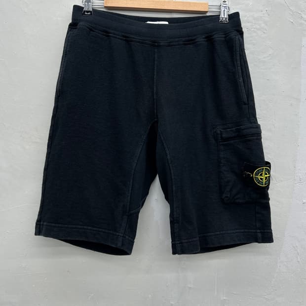 Stone Island 베이직 와펜 스웻 하프 팬츠 블랙