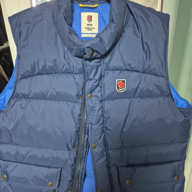 피엘라벤 패딩 조끼 XL사이즈 판매합니다. 네이비 색상이고, 가슴팍에 있