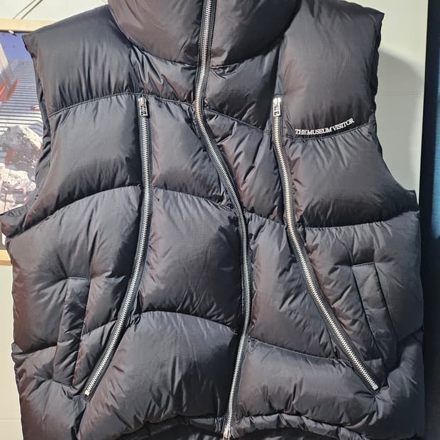 더뮤지엄비지터 커브드 지퍼 베스트 L