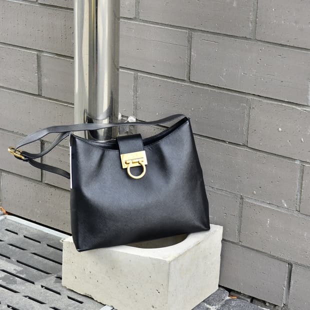 페라가모 간치니 트리폴리오 숄더백 (정품)