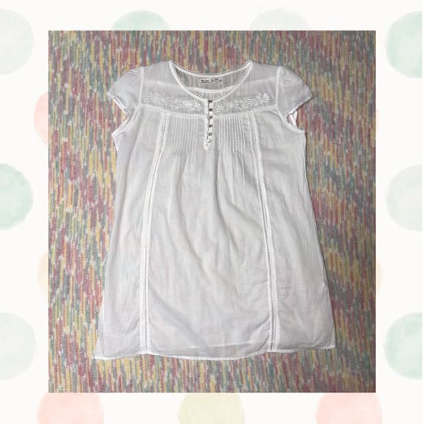 화이트 반소매 자수 블라우스