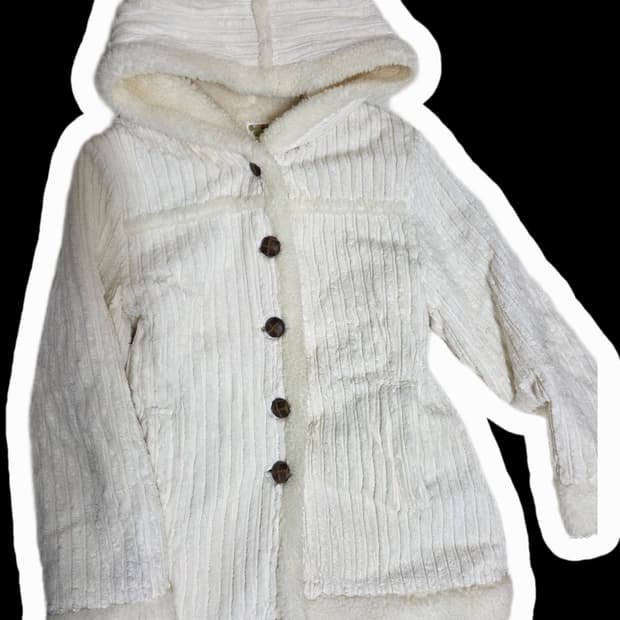 양털 뽀글 빵단추 화이트 코트