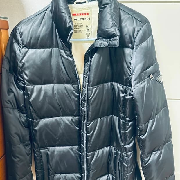 (정품) 프라다 삼각 로고 패딩 40사이즈 (명품 여성 자켓 점퍼)