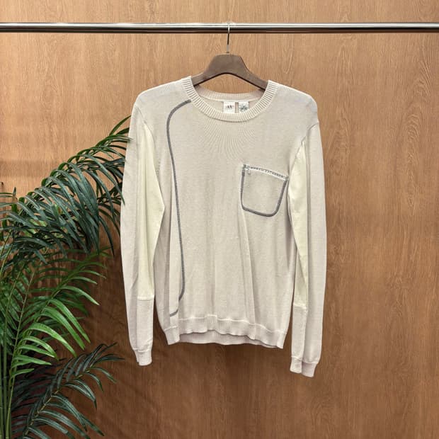 아르마니 익스체인지 라운드넥 긴팔 니트 넥라인 골지 마감 디테일 그레이