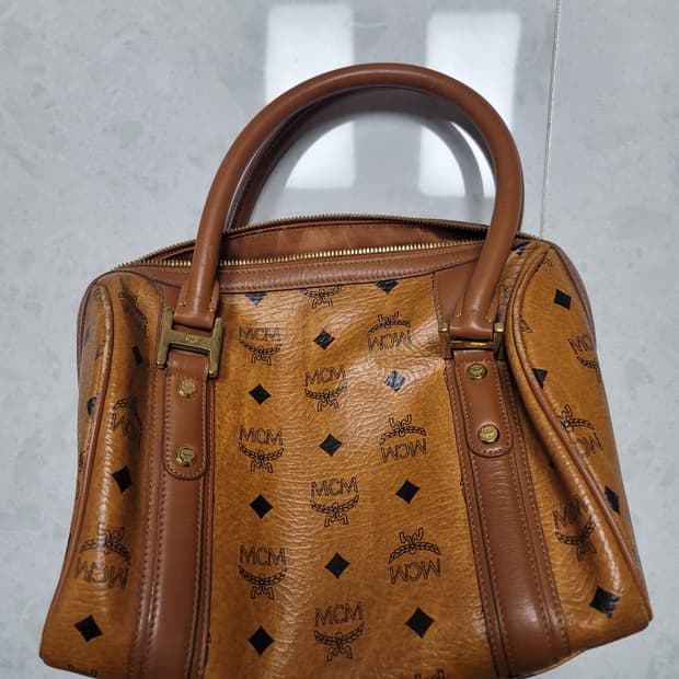 엠씨엠 숄더백 중형 

