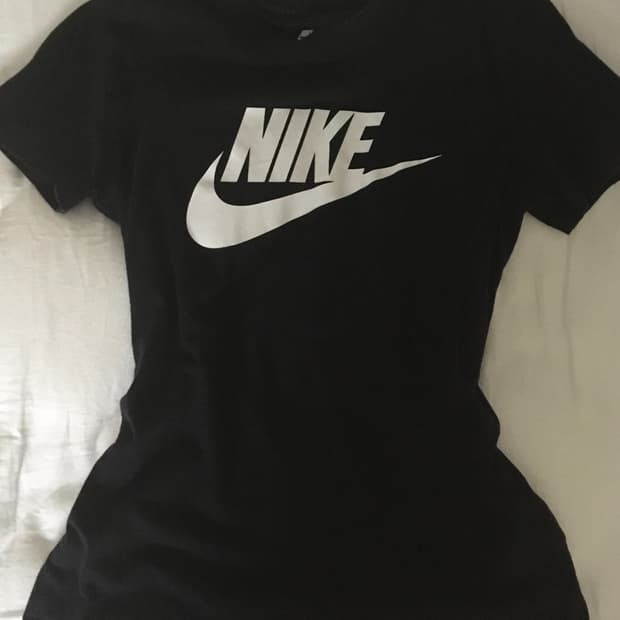 나이키 빅로고 블랙 슬림핏 반팔티