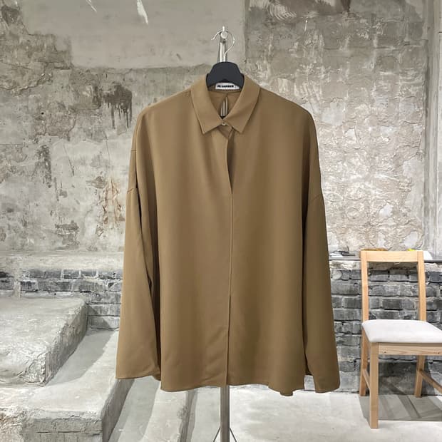 질샌더 베이지 논 버튼 타이 슬리브 레이온 셔츠