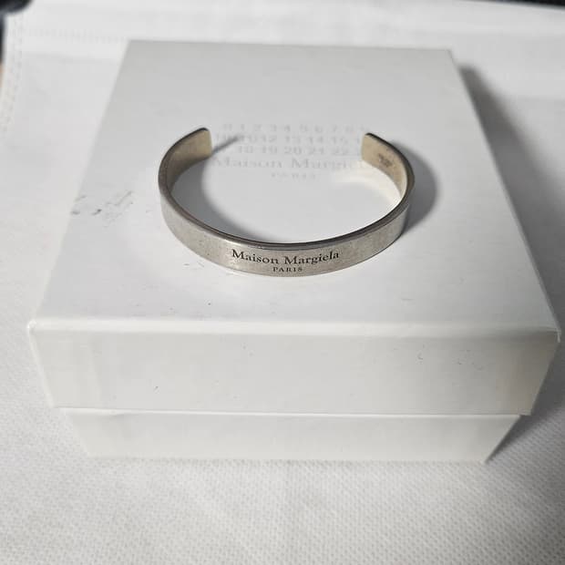 마르지엘라 실버 로고 커프 팔찌 XS 사이즈