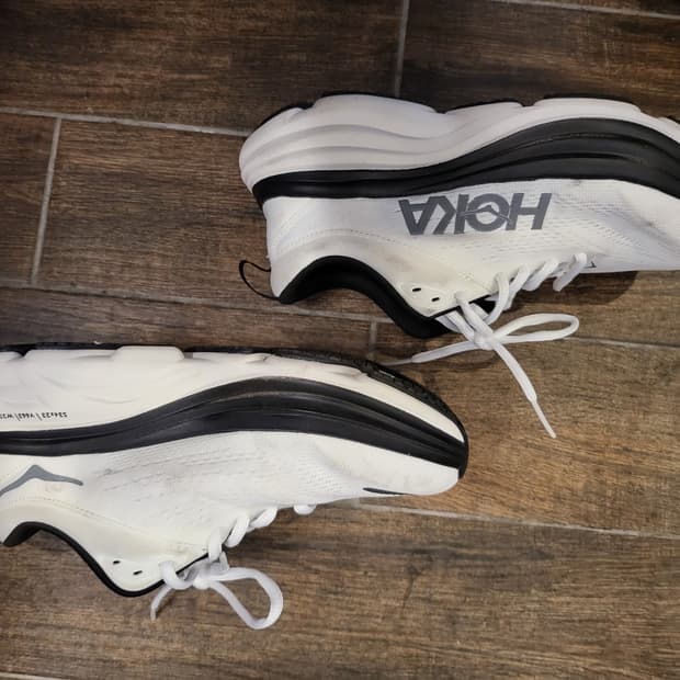 호카 흰색/검정 운동화 235
