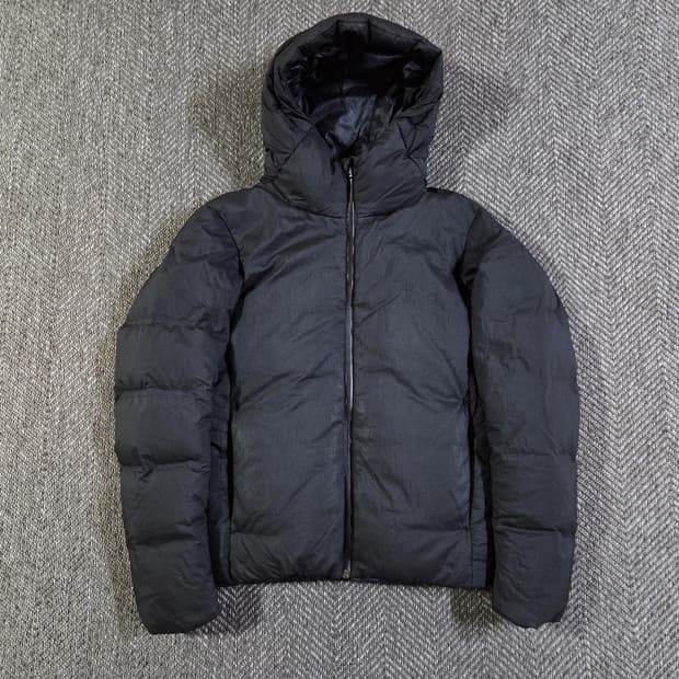 유니클로 심리스 블랙 다운 패딩
