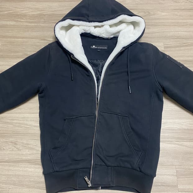 무스너클 버니 스웨터