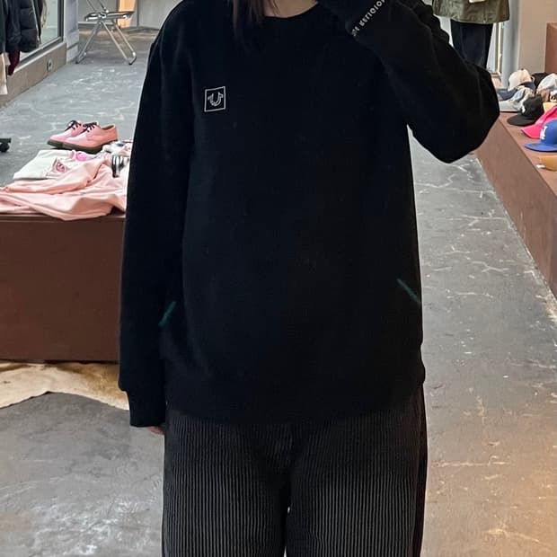 트루릴리젼 로고 블랙 맨투맨 H1812