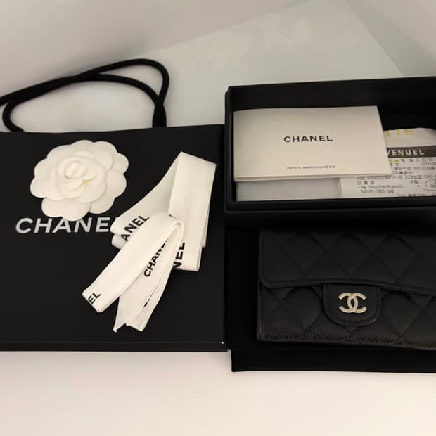 샤넬 클래식 카드 홀더 그레인드 카프스킨 & 실버 메탈 블랙