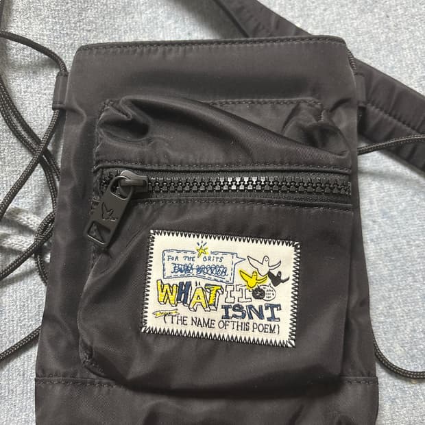 What It Isn't(와릿이즌)미니크로스백