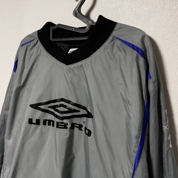 엄브로 빅로고 프린팅 웜업 점퍼