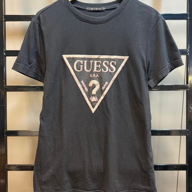 [S] 게스 GUESS 코튼 삼각 로고 반팔 티셔츠 블랙 1.9