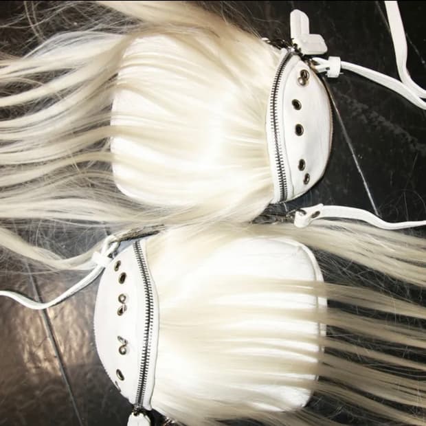 titshouse 블론드 아일렛 크로스백