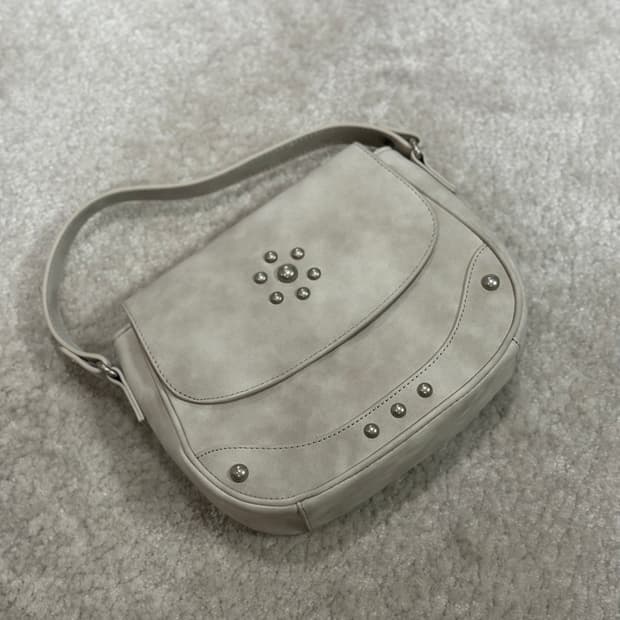 애프터아워즈 스터드백