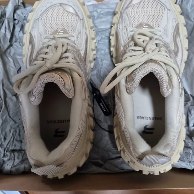 발렌시아가 디펜더 베이지 42사이즈 밑창보강 완료