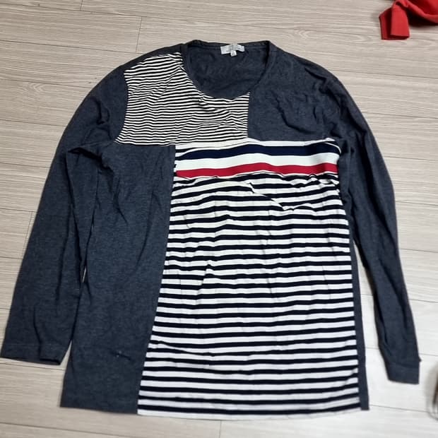 몽클레어 긴팔 티 105사이즈