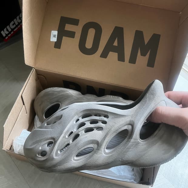9) YEEZY 폼 러너 스톤 세이지
