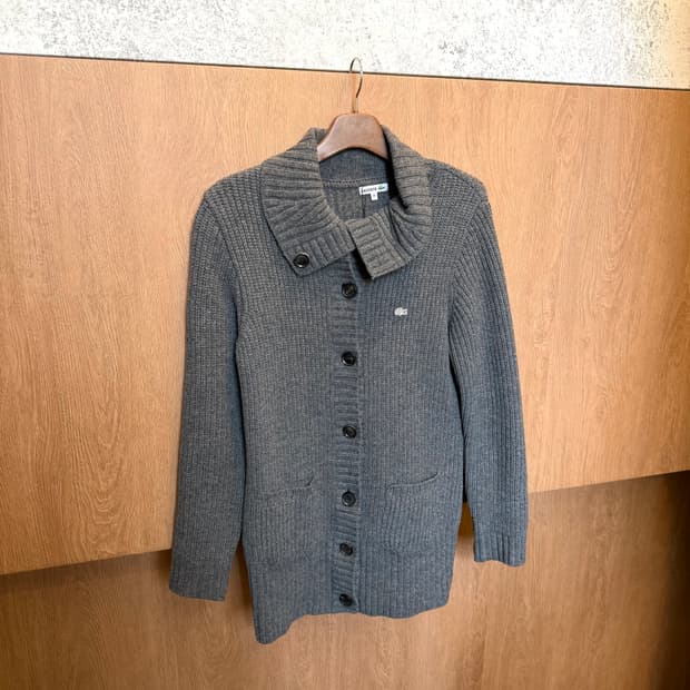 라코스테 하이넥 울 니트 가디건 배색 버튼 로고 자수 디테일 다크 그레이