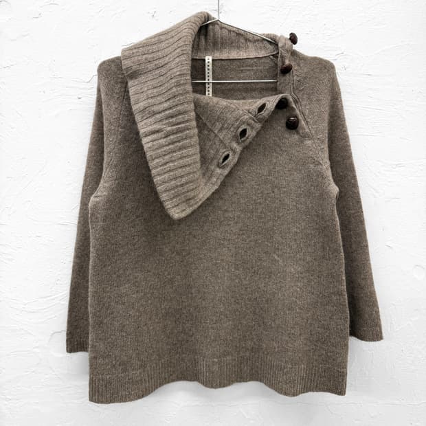 sunao kuwahara 버튼 넥 니트