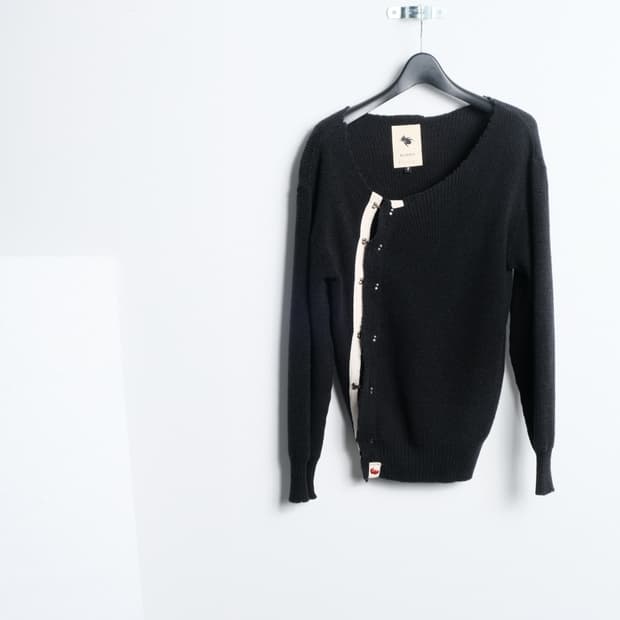 KLASICA Asymmetric Hook Closure Cardigan