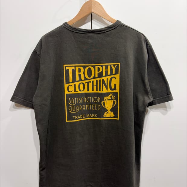 트로피 클로딩 박스 로고 포켓 반팔 티셔츠